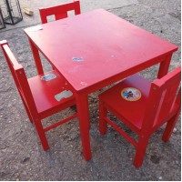 Piros gyerekasztal + 3 db szék